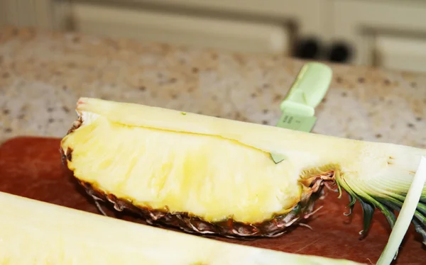 Stop.See what we did? You never break through that top piece because this is what will hold your pineapple pieces in. 